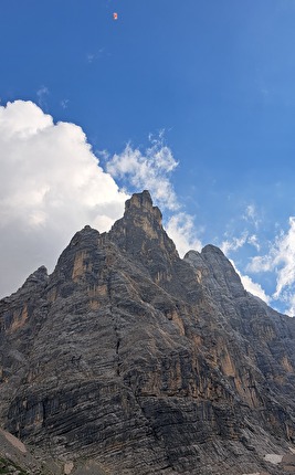 Dito di Dio, Lago di Sorapis, Dolomiti, Marco Milanese - La salita e BASE jump del Dito di Dio al Lago di Sorapis, Dolomiti, di Marco Milanese