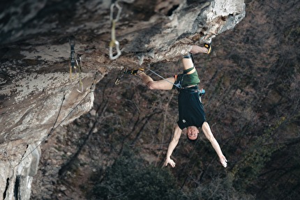 Adam Ondra in arrampicata a Erboristeria in Val Pennavaire