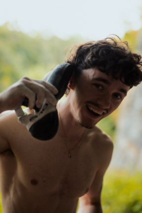 Maximillian Milne - Max Milne dopo la salita flash di  'Bewilderness' (8B+/V14) a Badger's Cove, UK, 08/2024