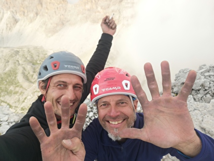 Tre Cime di Lavaredo, Dolomiti, Christian Bickel, Micha Rinn - Micha Rinn e Christian Bickel il 24/07/2024 in vetta alla Cima Piccolissima dopo aver completato la Skyline Traverse delle Tre Cime di Lavaredo nelle Dolomiti