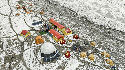 K2 70 - K2 70: Il Campo Base diventa un piccolo villaggio con al centro la nostra confortevole tenda dome.