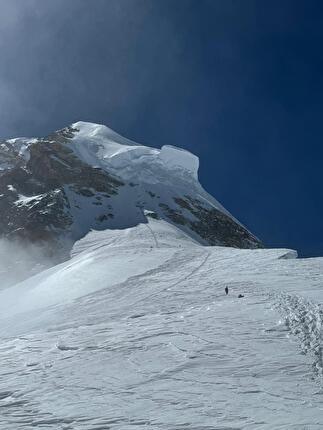 K2 70 - K2 70: La 'Spalla', 7700m, il 'collo di bottiglia' e il 'traverso', 8100m, i pendii terminali fino alla vetta