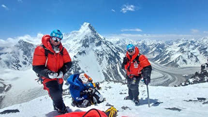 K2 70 - K2 70: Marco Majori, Federica Mingolla e Federico Secchi con e Silvia Loreggian, che fotografa, sotto campo 3.
