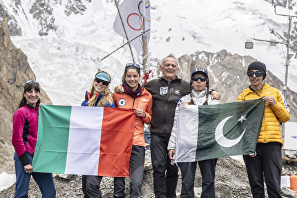K2 70 - K2 70: il grazie all’Italia, con la bandiera consegnata dalla Presidente del Consiglio, e al Pakistan. Anna Torretta, Federica Mingolla, Silvia Loreggian, Agostino Da Polenza