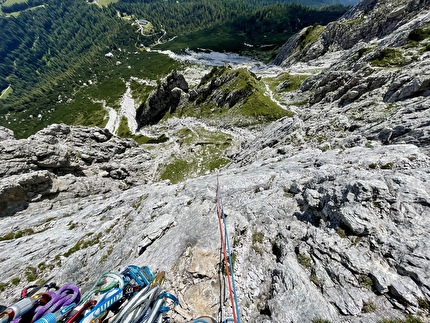 Monte Ciarido, Marmarole, Dolomiti, Andrea Gremes, Mattia Colmagro - Vista dalla sosta del secondo tiro con il rifugio Ciareido sul fondo del canale, durante l'apertura della 'Via Giannina' al Monte Ciarido, Marmarole Orientali, Dolomiti (Mattia Colmagro, Andrea Gremes 13/08/2024)