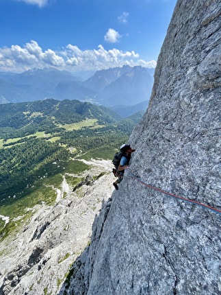 Monte Ciarido, Marmarole, Dolomiti, Andrea Gremes, Mattia Colmagro - Mattia Colmagro sul traverso finale del settimo tiro, durante l'apertura della 'Via Giannina' al Monte Ciarido, Marmarole Orientali, Dolomiti (Mattia Colmagro, Andrea Gremes 13/08/2024)