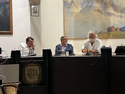 K2 Alessandro Filippini Luca Calvi Antonio Montani - Il Presidente generale del Cai Antonio Montani, lo scrittore e traduttore Luca Calvi, e il giornalista e storico dell'alpinismo Alessandro Filippini ad Auronzo di Cadore il 23/08/2024