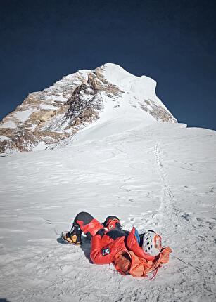 K2 Tommaso Lamantia Mattia Sella - Tommaso Lamantia al Campo 4 del K2, durante i 15 minuti di riposo prima di proseguire per la cima, luglio 2024