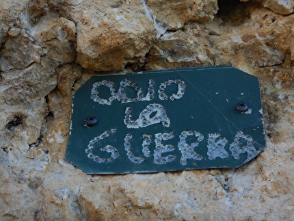 Piccolo Lagazuoi, Dolomiti, Walter Polidori - La targhetta alla base di 'Odio la Guerra' al Piccolo Lagazuoi, Dolomiti