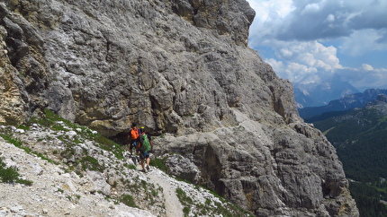 Piccolo Lagazuoi, Dolomiti, Walter Polidori - La via 'Odio la Guerra' al Piccolo Lagazuoi, Dolomiti: la cengia Martini dall'uscita della via