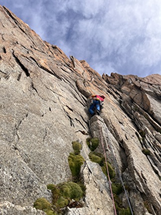 Nasim Eshqi, Sina Heidari - The first ascent of 'Rise up for human rights' on Le Minaret in the Mont Blanc massif (Nasim Eshqi, Sina Heidari, Michel Piola 09/2023)