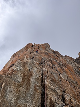 Nasim Eshqi, Sina Heidari - The first ascent of 'Rise up for human rights' on Le Minaret in the Mont Blanc massif (Nasim Eshqi, Sina Heidari, Michel Piola 09/2023)