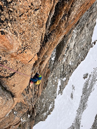 Nasim Eshqi, Sina Heidari - The first ascent of 'Rise up for human rights' on Le Minaret in the Mont Blanc massif (Nasim Eshqi, Sina Heidari, Michel Piola 09/2023)