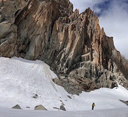 Nasim Eshqi, Sina Heidari - The first ascent of 'Rise up for human rights' on Le Minaret in the Mont Blanc massif (Nasim Eshqi, Sina Heidari, Michel Piola 09/2023)