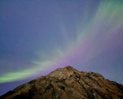 Odissea Borealis, Greenland, Matteo Della Bordella, Alex Gammeter, Silvan Schüpbach, Symon Welfringer - Aurora Borealis during the first ascent of 'Odissea Borealis' on the NW Face of Drøneren in Greenland (Matteo Della Bordella, Alex Gammeter, Silvan Schüpbach, Symon Welfringer, summer 2024)