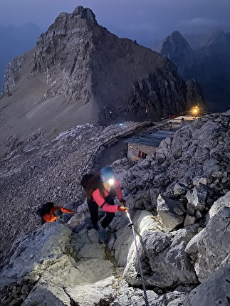 Civetta Dolomiti Via Normale - La Via Normale al Civetta; il tratto sopra il Rifugio Torrani all'alba