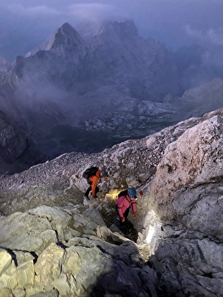 Civetta Dolomiti Via Normale - La Via Normale al Civetta; il tratto sopra il Rifugio Torrani all'alba