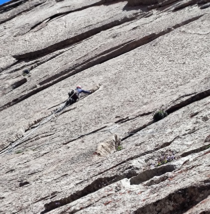 Pamir Pyramid, Karavshin valley, Ak-su, Pamir Alai, Kyrgyzstan, Papa Ionut, Alex Manoliu - Pamir Rainy Avenue on Pamir Pyramid, Karavshin, Ak-su (Papa Ionut, Alex Manoliu 07/2024): pitch 8