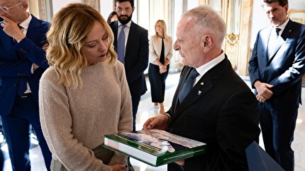 Agostino Da Polenza - Il Presidente del Consiglio Giorgia Meloni consegna la bandiera italiana a Agostino Da Polenza per la spedizione commemorativa del 70° anniversario della prima salita del K2