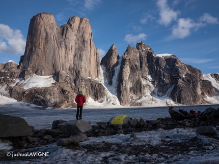 Mount Asgard, Baffin Island - Sensory Overload (1200m, 5.11+, A1) sulla parte NO della torre sud di Mount Asgard, Baffin Island, aperta da Ines Papert, Jon Walsh e Joshua Lavigne dal 24 - 26/07/2012