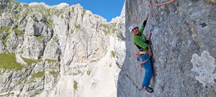 Cima Ghez, Valle d’Ambiez, Dolomiti di Brenta, Rolando Larcher, Alessandro Larcher - La Vita che verrà in Valle d’Ambiez (Dolomiti di Brenta): Alessandro Larcher in rp del 5° tiro, 2023
