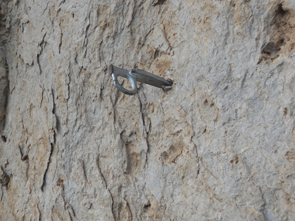 Pilastro Parmenide - Cima dell'Auta Orientale, Dolomiti - Chiodo del 2010 sul Pilastro Parmenide