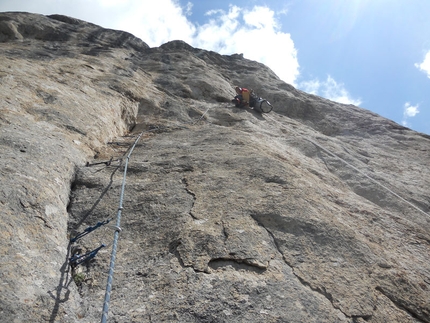 Pilastro Parmenide - Cima dell'Auta Orientale, Dolomiti - Stefano Valsecchi pulisce il tiro chiave del Pilastro Parmenide