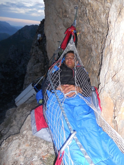 Pilastro Parmenide - Cima dell'Auta Orientale, Dolomiti - Giorgio Travaglia in bivacco sul Pilastro Parmenide