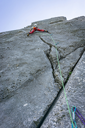 Floitenturm, Speckkarplatte, Karwendel, Austria, Raphael Jäger, Peter Manhartsberger, Michael Zellinger - Michael Zellinger sull'ultimo tiro di 'Trog mi Wind' al Floitenturm, Speckkarplatte, Karwendel, Austria (Raphael Jäger, Peter Manhartsberger, Michael Zellinger 2024)