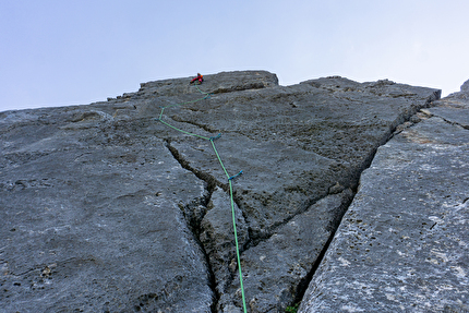 Floitenturm, Speckkarplatte, Karwendel, Austria, Raphael Jäger, Peter Manhartsberger, Michael Zellinger - Michael Zellinger sull'ultimo tiro di 'Trog mi Wind' al Floitenturm, Speckkarplatte, Karwendel, Austria (Raphael Jäger, Peter Manhartsberger, Michael Zellinger 2024)