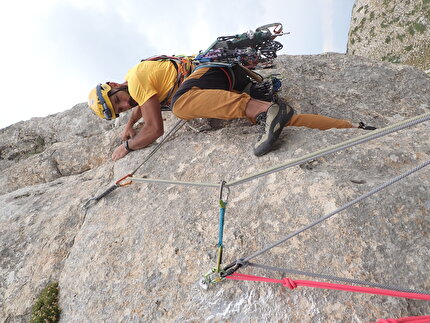 Monte Sirente, Appennino Centrale, Torre Prignano, Simone Federici, Cristiano Iurisci, Micheal De Julis - 'Solo per Donne' alla Torre Prignano, Monte Sirente: Simone Federici primi metri del tiro che porta in cima