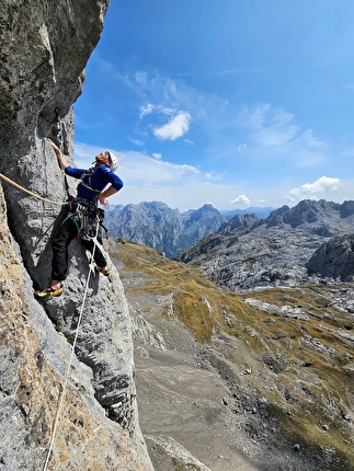 Peña Santa de Castilla, Picos de Europa, Spagna, Eneko Pou, Iker Pou - Iker Pou durante l'apertura di 'Truenu' alla Peña Santa de Castilla, Picos de Europa, Spagna, estate 2024