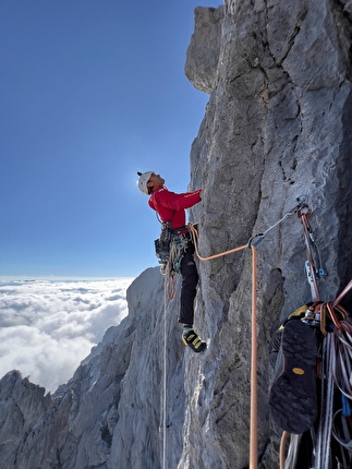 Peña Santa de Castilla, Picos de Europa, Spagna, Eneko Pou, Iker Pou - Eneko Pou durante l'apertura di 'Truenu' alla Peña Santa de Castilla, Picos de Europa, Spagna, estate 2024