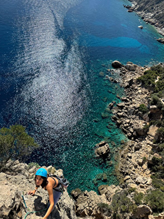 Pedra Longa Sardegna - Pedra Longa, Sardegna: Elisa Costa sulla via 'Giai amus a obiare' aperta in solitaria da Josef Hilpold