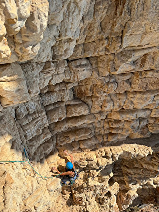 Pedra Longa Sardegna - Pedra Longa, Sardegna: Elisa Costa sulla via 'Giai amus a obiare' aperta in solitaria da Josef Hilpold