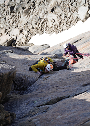 Innaarsuit, Greenland, Indie Fallowfield, Ben Kent, Chris Moore - Innaarsuit, Greenland: Chris Moore eyeing up the crux moves on Pitch 4 ’Twist of Fate'