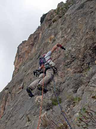 Sardegna, Oronnoro, Parete di Esuili, Matteo Giglio, Alessandra Gianatti - 2004: Matteo Giglio in apertura sul quarto tiro della via 'Issalada 'e purpos' alla Parete di Esuili (Oronnoro) in Sardegna