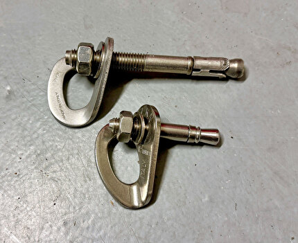 Sardegna, Oronnoro, Parete di Esuili, Matteo Giglio, Alessandra Gianatti - Paragone tra il materiale originale (inox A2 M10x60 mm) e quello utilizzato per la richiodatura (inox A4 M12x110 mm) della via 'Issalada 'e purpos' alla Parete di Esuili (Oronnoro) in Sardegna, 10/2024