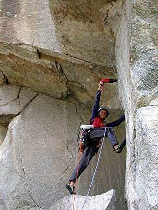 From Valle dell'Orco to Sardinia, Matteo Giglio, Anna Torretta - Matteo Giglio placing the first bolt on Never land in Valle dell'Orco