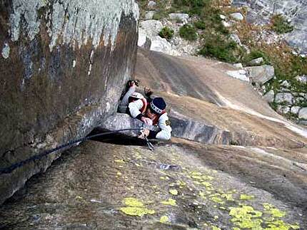 From Valle dell'Orco to Sardinia, Matteo Giglio, Anna Torretta - Anna Torretta at the end of the large corner on pitch 1 of Tradimento in Valle dell'Orco