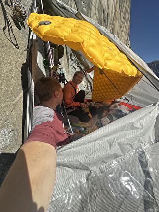El Nino, El Capitan, Yosemite, Lara Neumeier, Nemuel Fuerle - Lara Neumeier e Nemuel Fuerle durante la ripetizione di 'El Niño' con la variante 'Pineapple Express' su El Capitan in Yosemite, novembre 2024