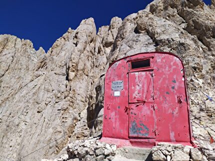 Bivacco Bafile, Corno Grande, Gran Sasso - La rimozione del bivacco 'Andrea Bafile' sulla cresta Sud-Est della Vetta Centrale del Corno Grande del Gran Sasso, 16/11/2024