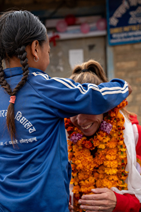 Nepal, Cala Cimenti, Erika Siffredi - Erika Siffredi durante l'inaugurazione della scuola in ricordo di Cala Cimenti a Pattale in Nepal, ottobre 2024