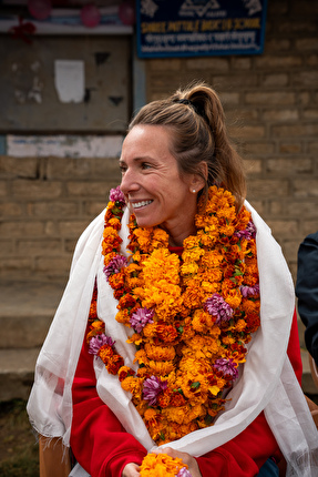 Nepal, Cala Cimenti, Erika Siffredi - Erika Siffredi all'inaugurazione della scuola in ricordo di Cala Cimenti a Pattale in Nepal, ottobre 2024