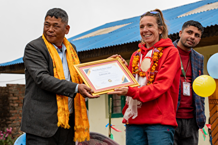 Nepal, Cala Cimenti, Erika Siffredi - Erika Siffredi all'inaugurazione della scuola in ricordo di Cala Cimenti a Pattale in Nepal, ottobre 2024