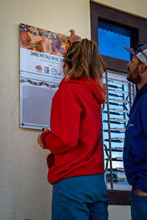 Nepal, Cala Cimenti, Erika Siffredi - Erika Siffredi all'inaugurazione della scuola in ricordo di Cala Cimenti a Pattale in Nepal, ottobre 2024