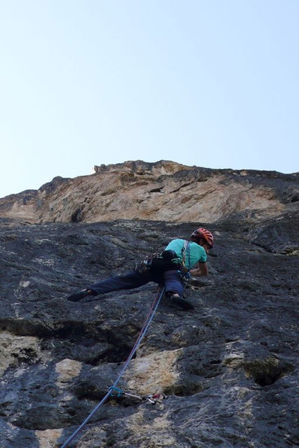 Via Africa, Torre delle Mesules Est, Dolomiti - Alex Walpoth sul primo tiro della Via Africa, Torre delle Mesules Est, Dolomiti