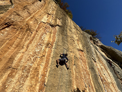 Lumignano - Luca Quaglia su 'La stangata' (8b+) a Lumignano