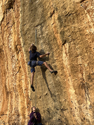 Lumignano - Luca Quaglia su 'La stangata' (8b+) a Lumignano