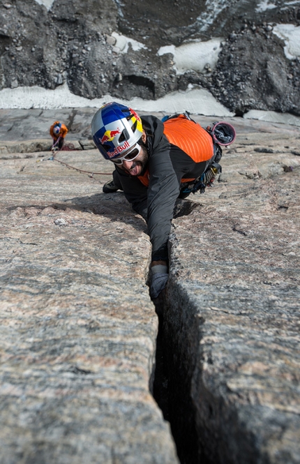 Baffin Island - Baffin Island 2012: Eneko Pou climbing The Door